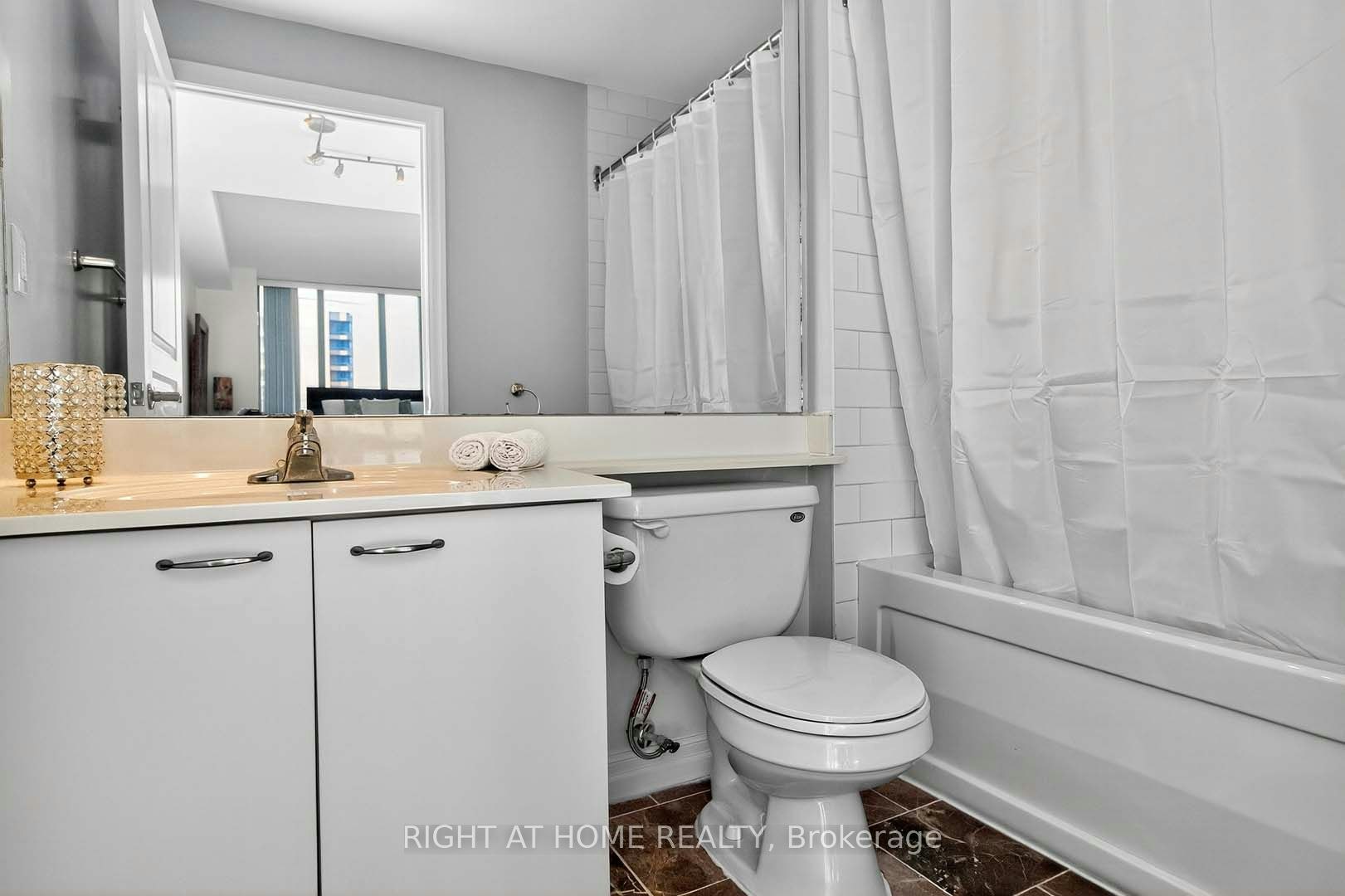 717-220 Burnhamthorpe Road W, Mississauga, ON, L5B 4N4 - 7