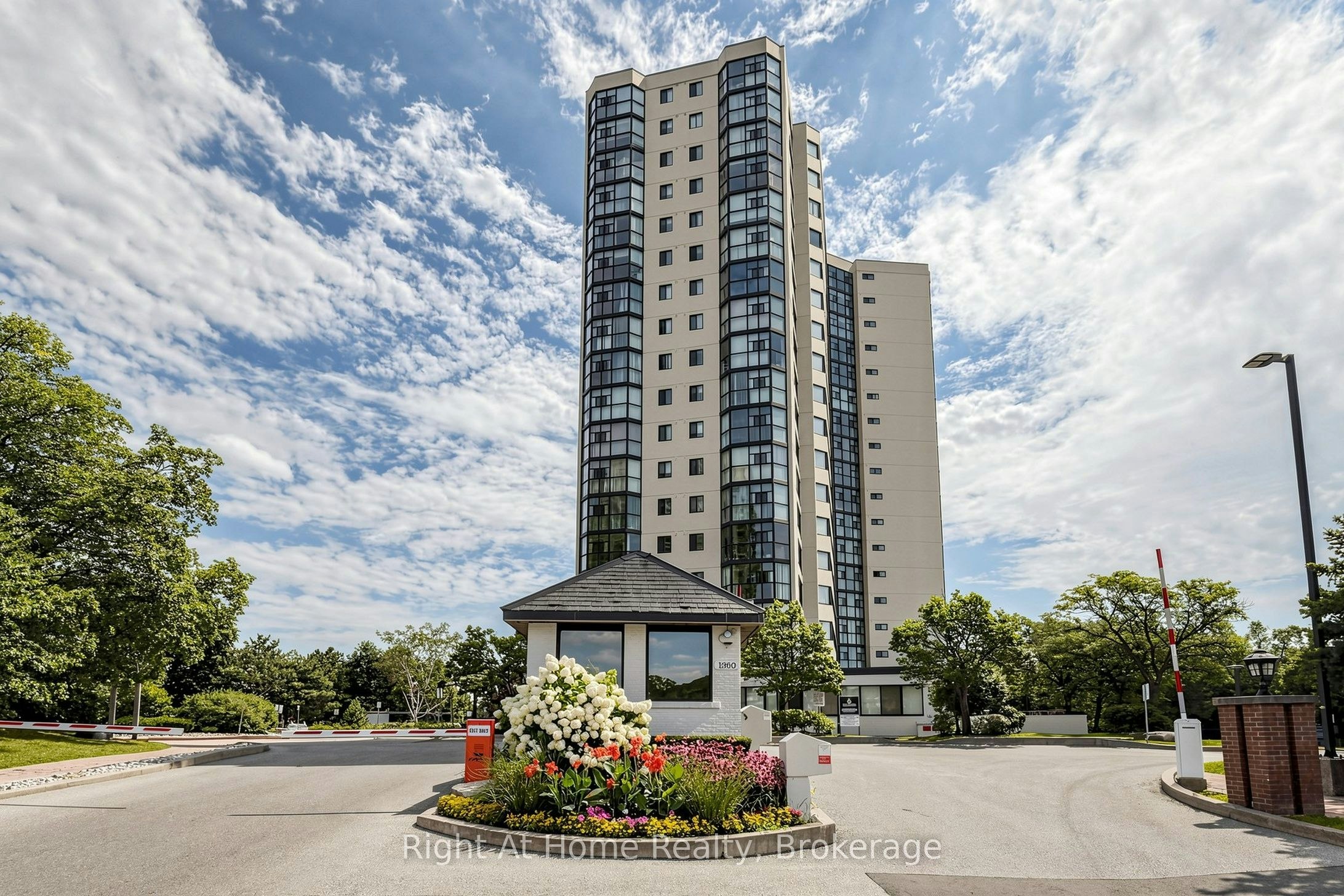 1509-1360 Rathburn Road E, Mississauga, ON, L4W 4H4