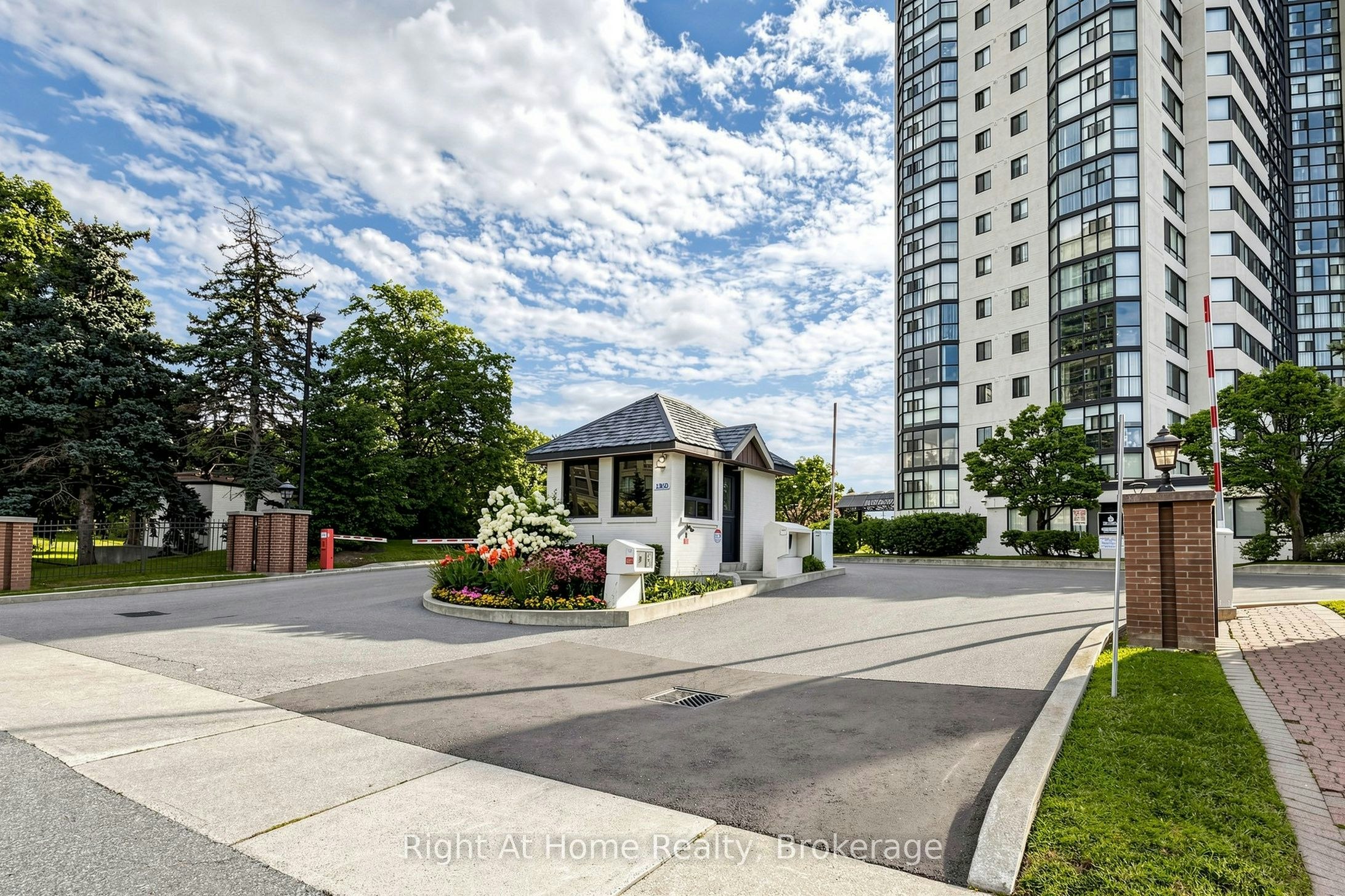 1509-1360 Rathburn Road E, Mississauga, ON, L4W 4H4
