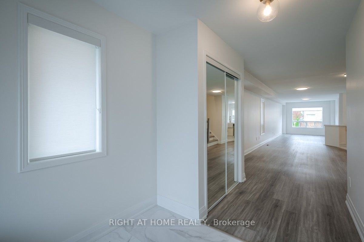 7401 Village Walk, Mississauga, ON, L5W 1X6 - 5