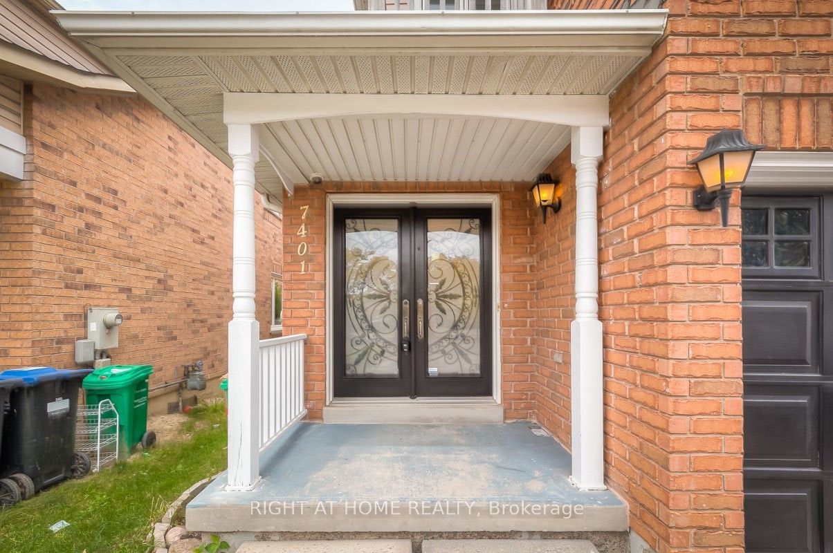 7401 Village Walk, Mississauga, ON, L5W 1X6