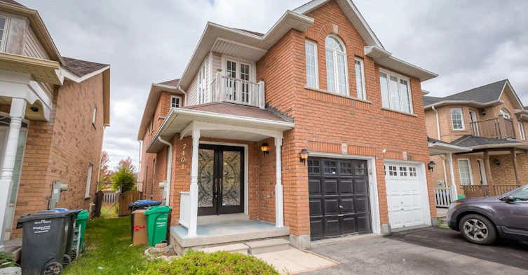 7401 Village Walk, Mississauga, ON, L5W 1X6 - 4
