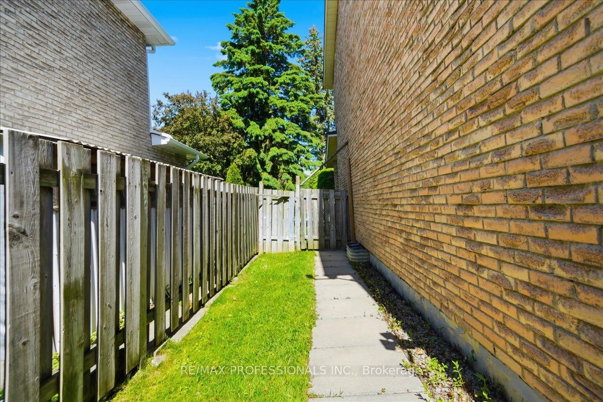 1708 Woodeden Drive, Mississauga, ON, L5H 3S5 - 9