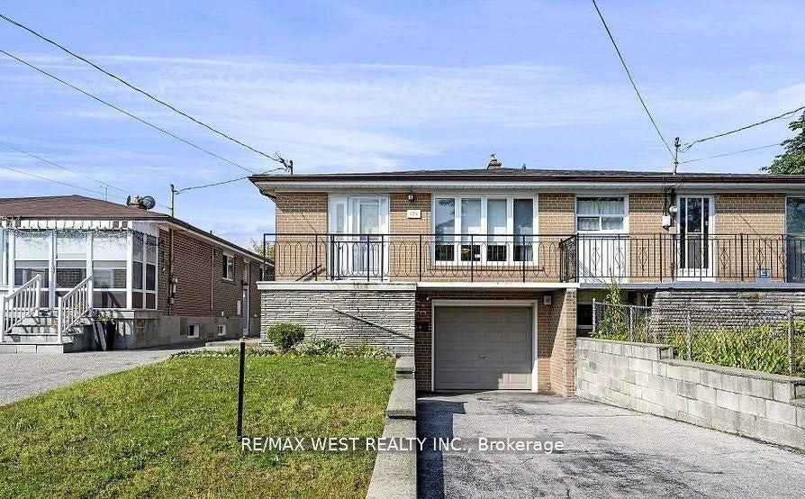 136 Duncanwoods Drive, Toronto, ON, M9L 2E1