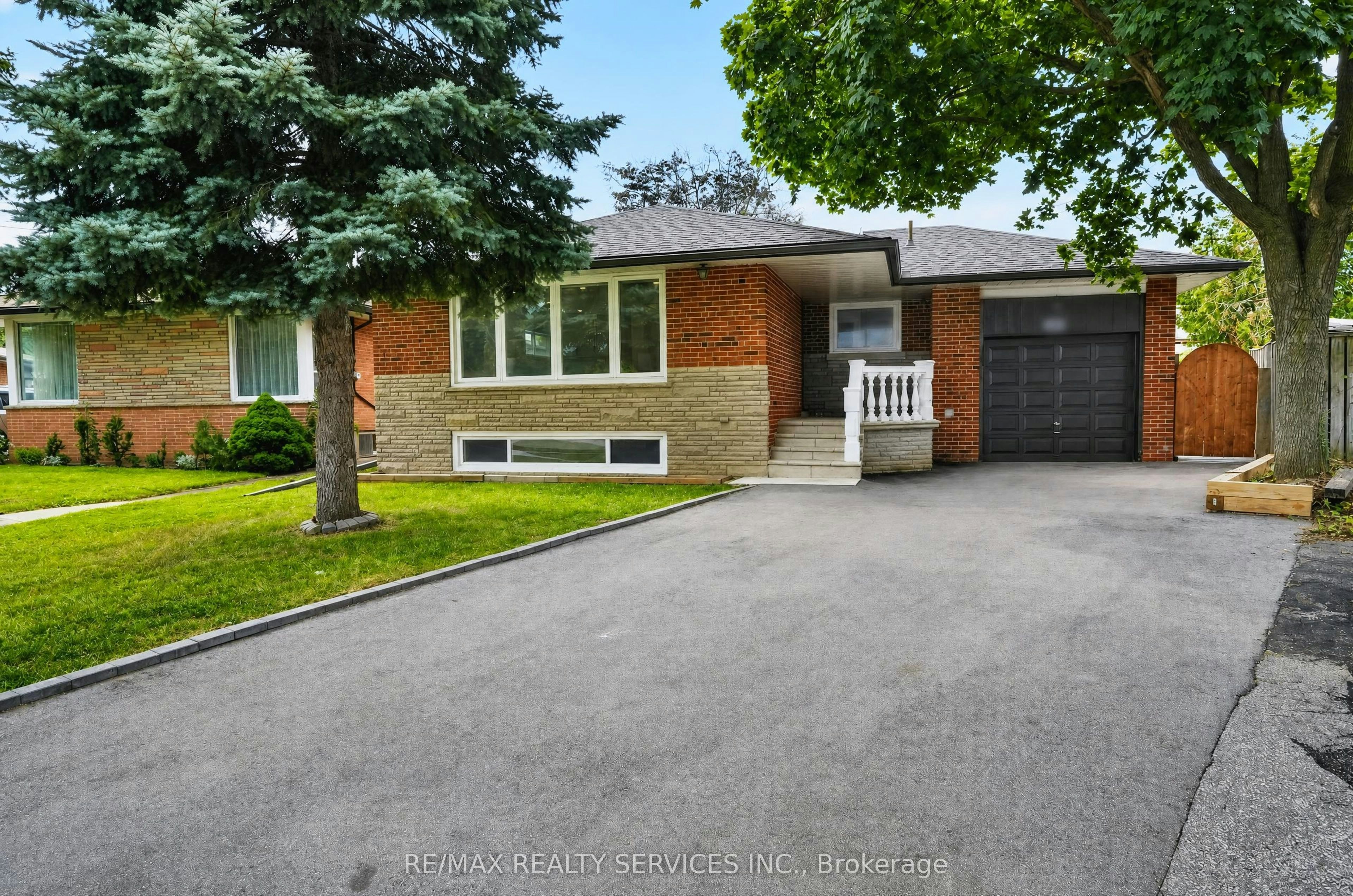 18 Spencely Court, Toronto, ON, M9P 1N5
