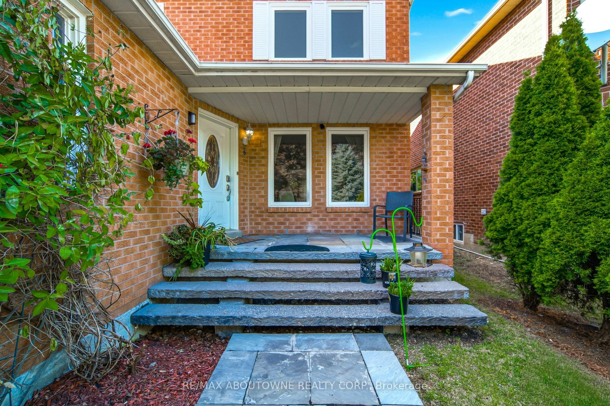 497 Luzon Crescent, Mississauga, ON, L5B 3W9 - 2