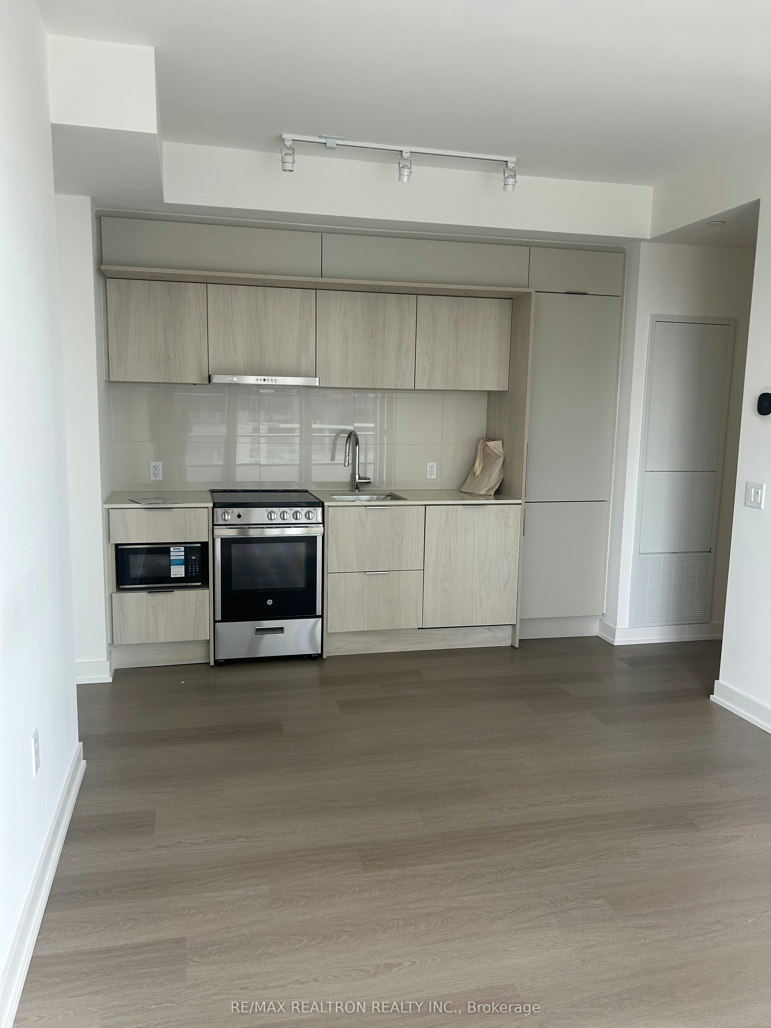 811-448 Burnhamthorpe Road W, Mississauga, ON, L5B 0M3 - 7