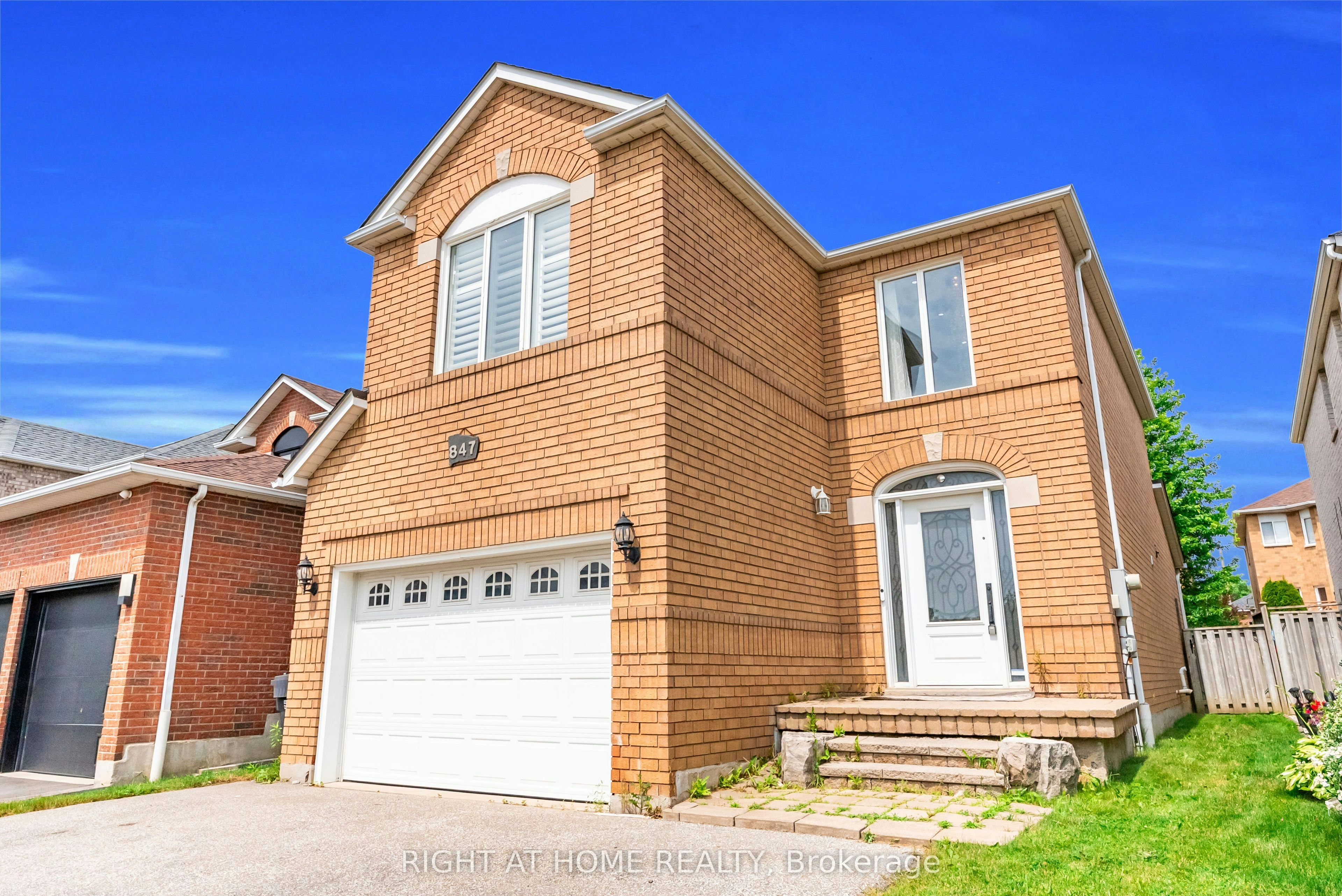 847 Stonebridge Avenue, Mississauga, ON, L5V 2L1
