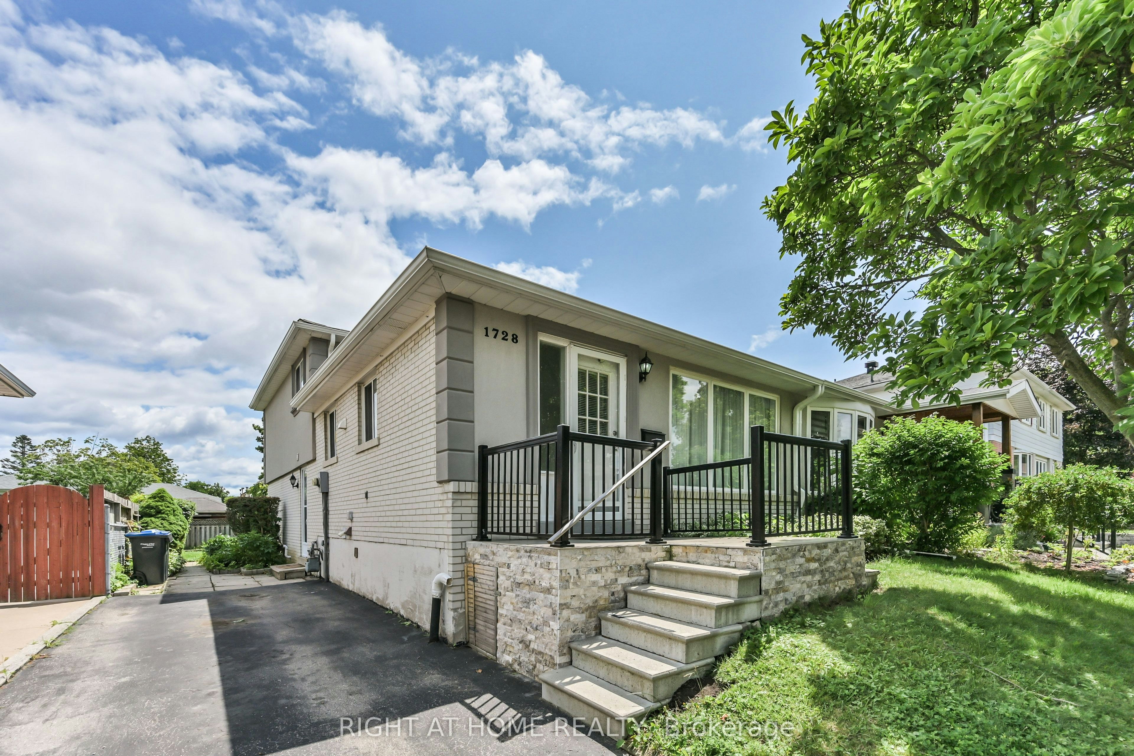 1728 Pickmere Court, Mississauga, ON, L4X 1Z4 - 2
