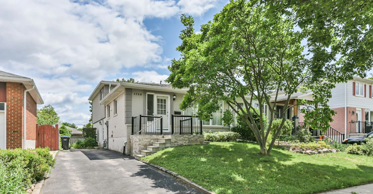 1728 Pickmere Court, Mississauga, ON, L4X 1Z4