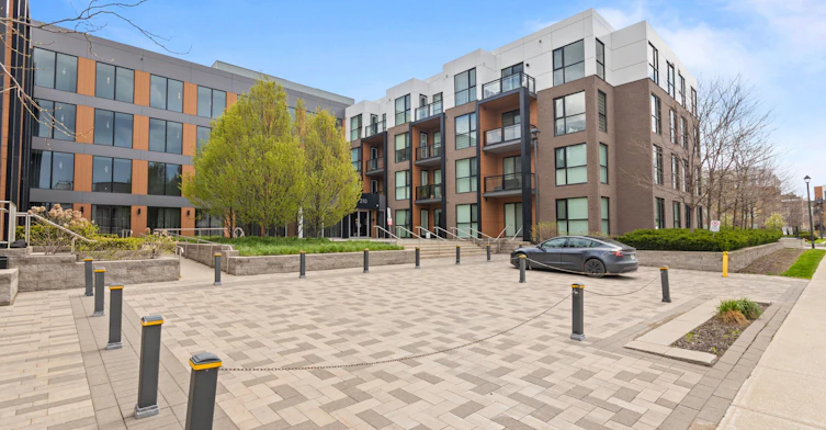 204-210 Sabina Drive E, Oakville, ON, L6H 0W6 - 18