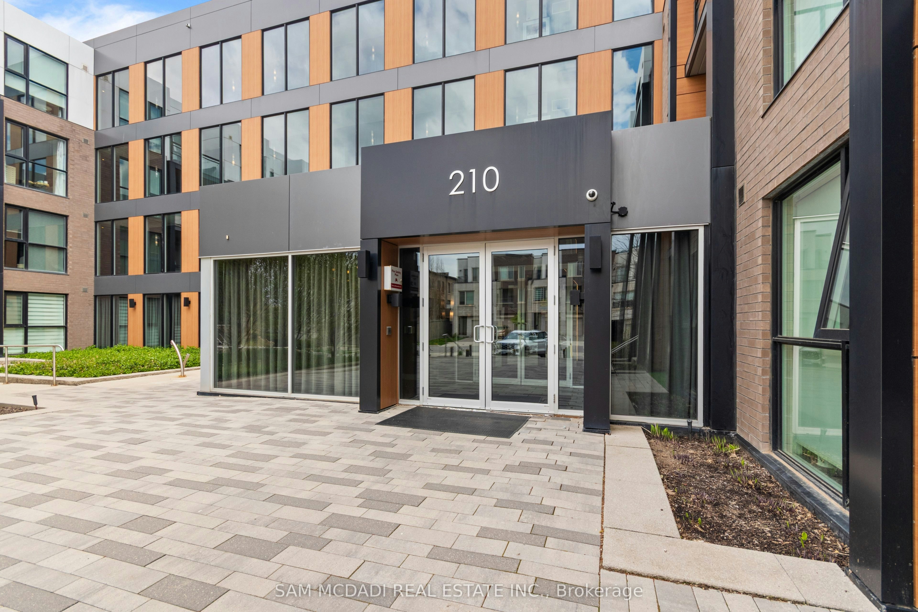 204-210 Sabina Drive E, Oakville, ON, L6H 0W6 - 2