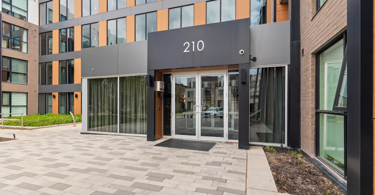 204-210 Sabina Drive E, Oakville, ON, L6H 0W6 - 2