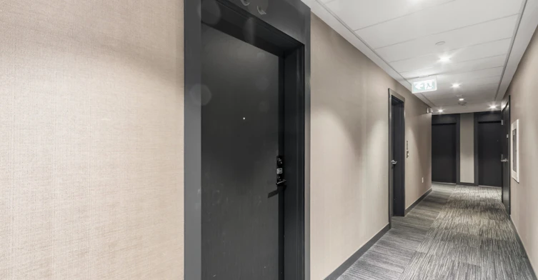 204-210 Sabina Drive E, Oakville, ON, L6H 0W6 - 4
