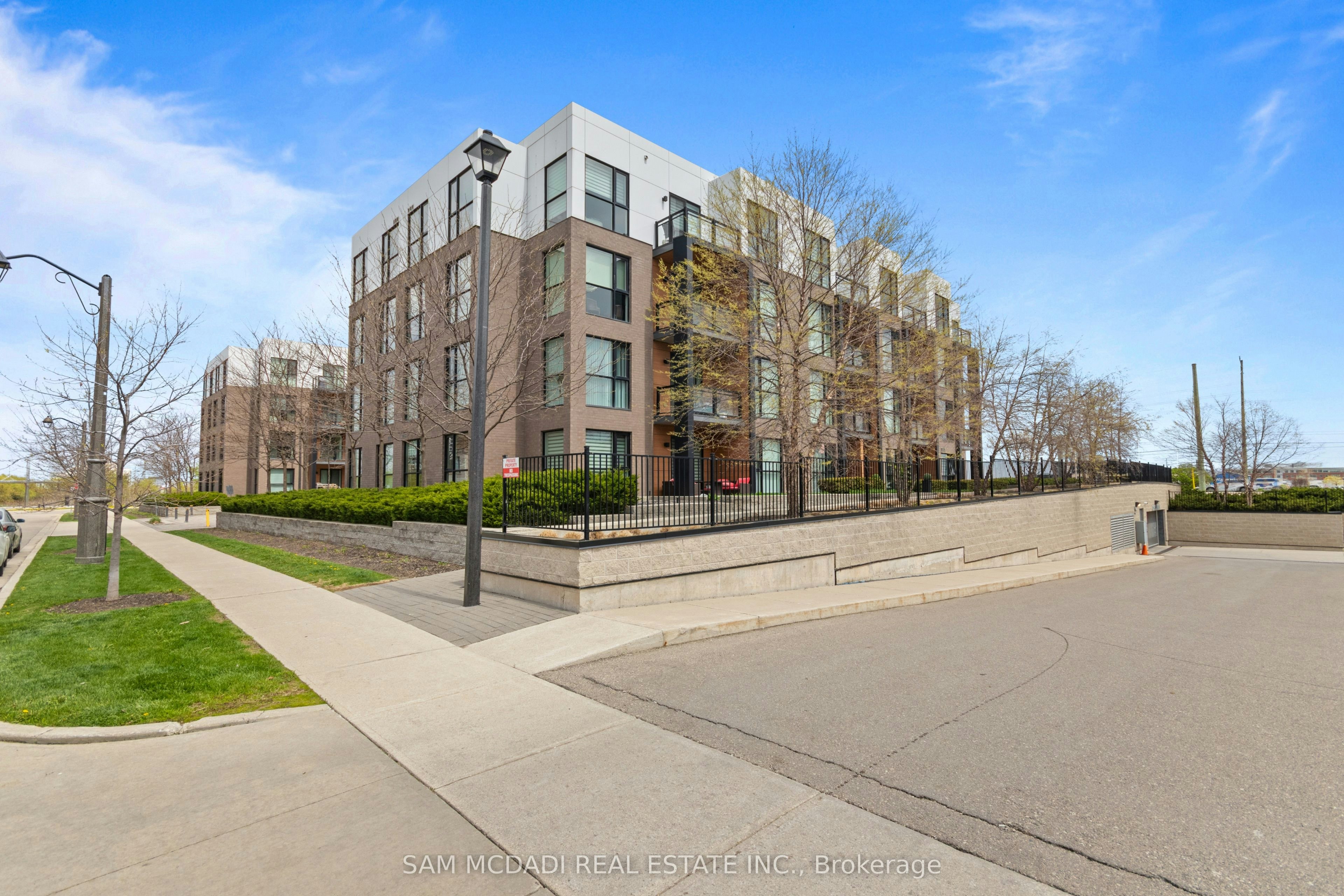 204-210 Sabina Drive E, Oakville, ON, L6H 0W6 - 17
