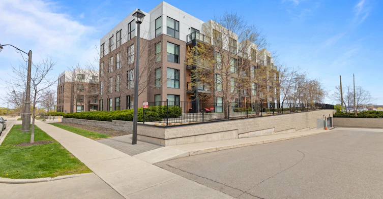 204-210 Sabina Drive E, Oakville, ON, L6H 0W6 - 17