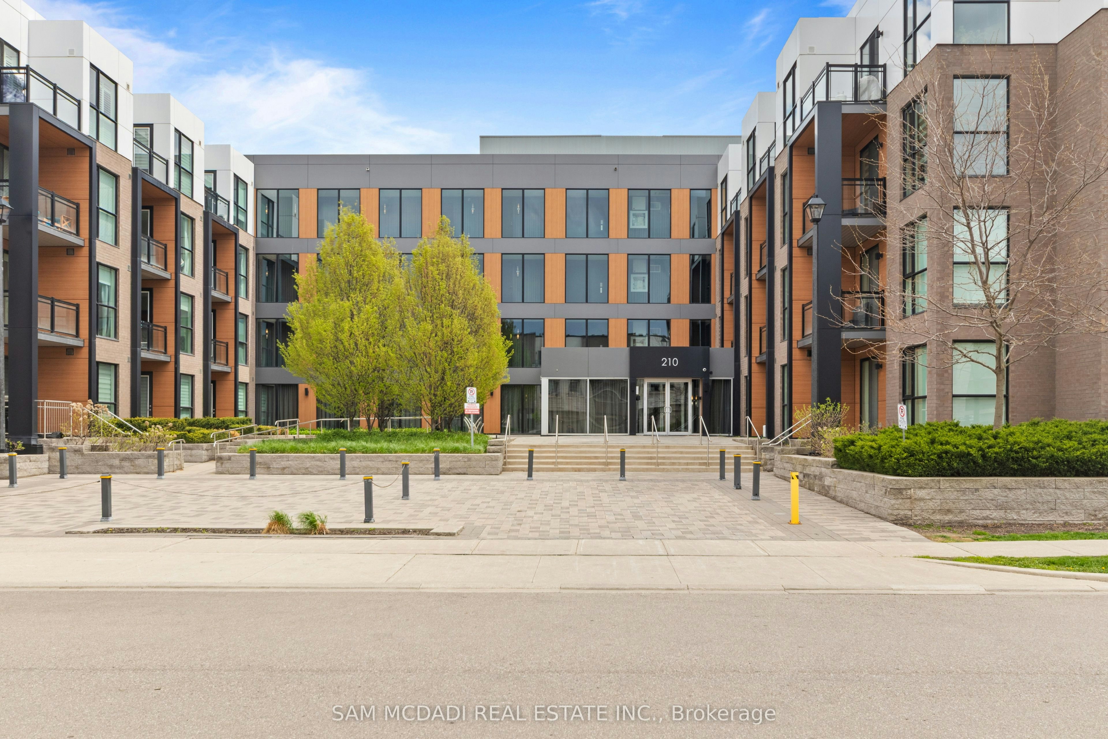204-210 Sabina Drive E, Oakville, ON, L6H 0W6