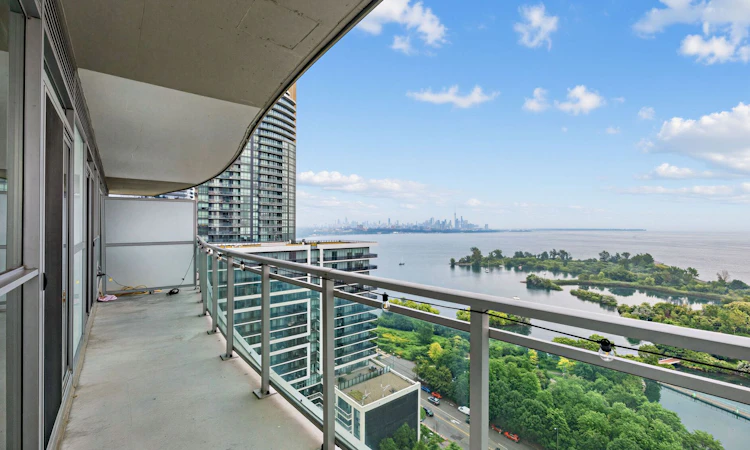 1910-33 Shore Breeze Drive