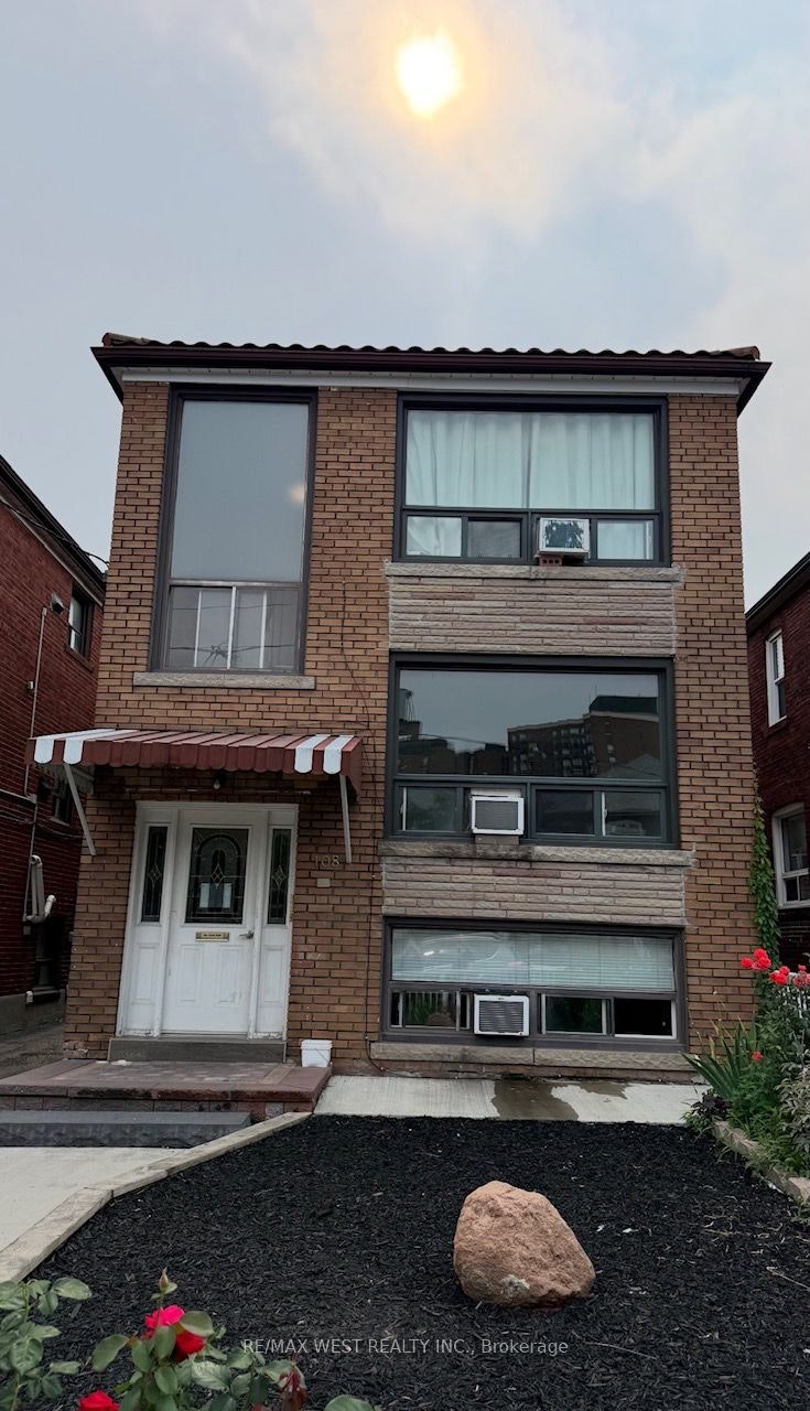 2-108 Kirknewton Road, Toronto, ON, M6E 3Y2