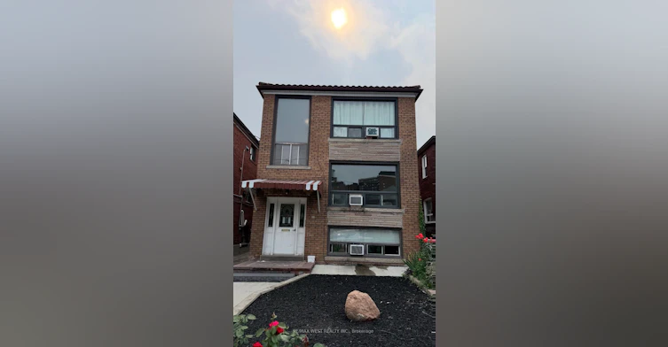 2-108 Kirknewton Road, Toronto, ON, M6E 3Y2