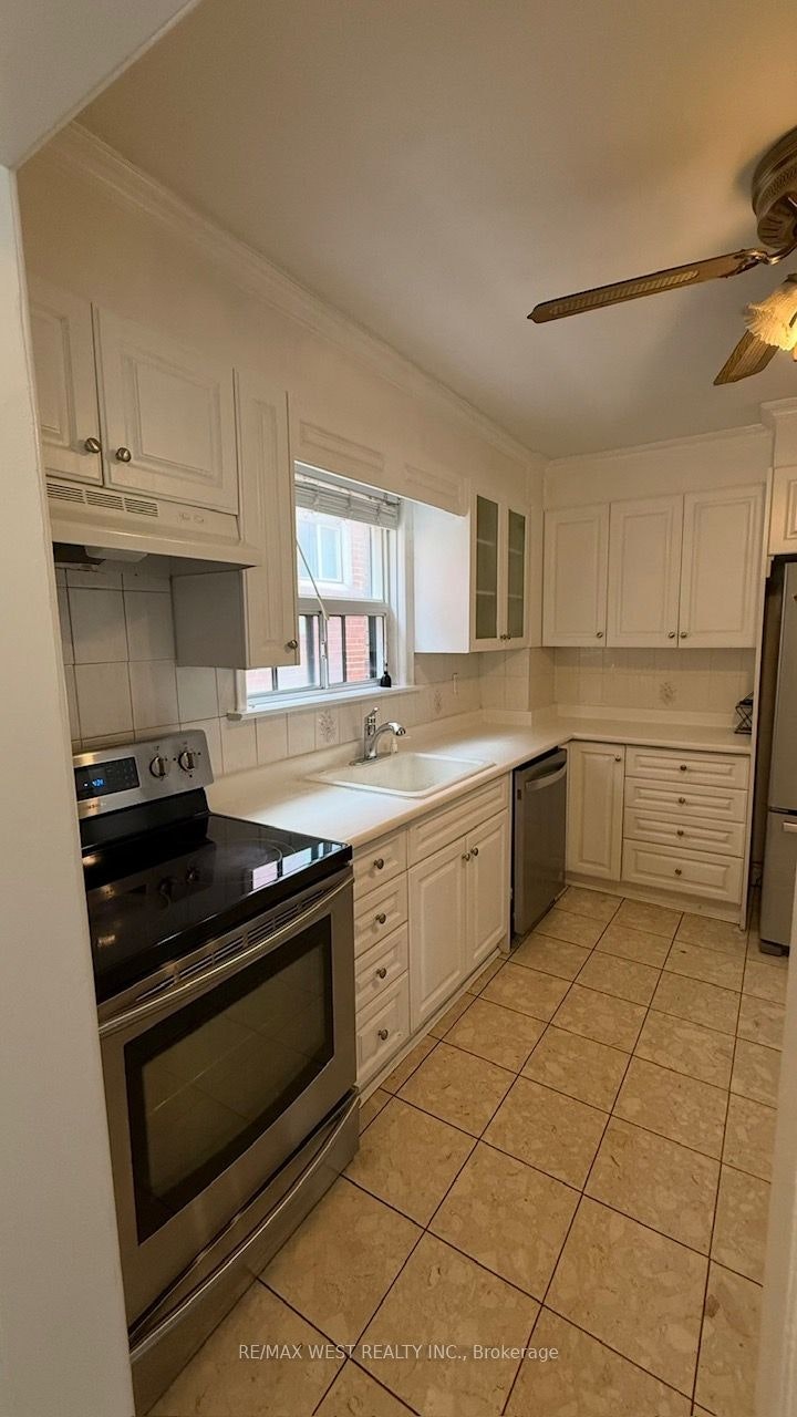 2-108 Kirknewton Road, Toronto, ON, M6E 3Y2 - 9