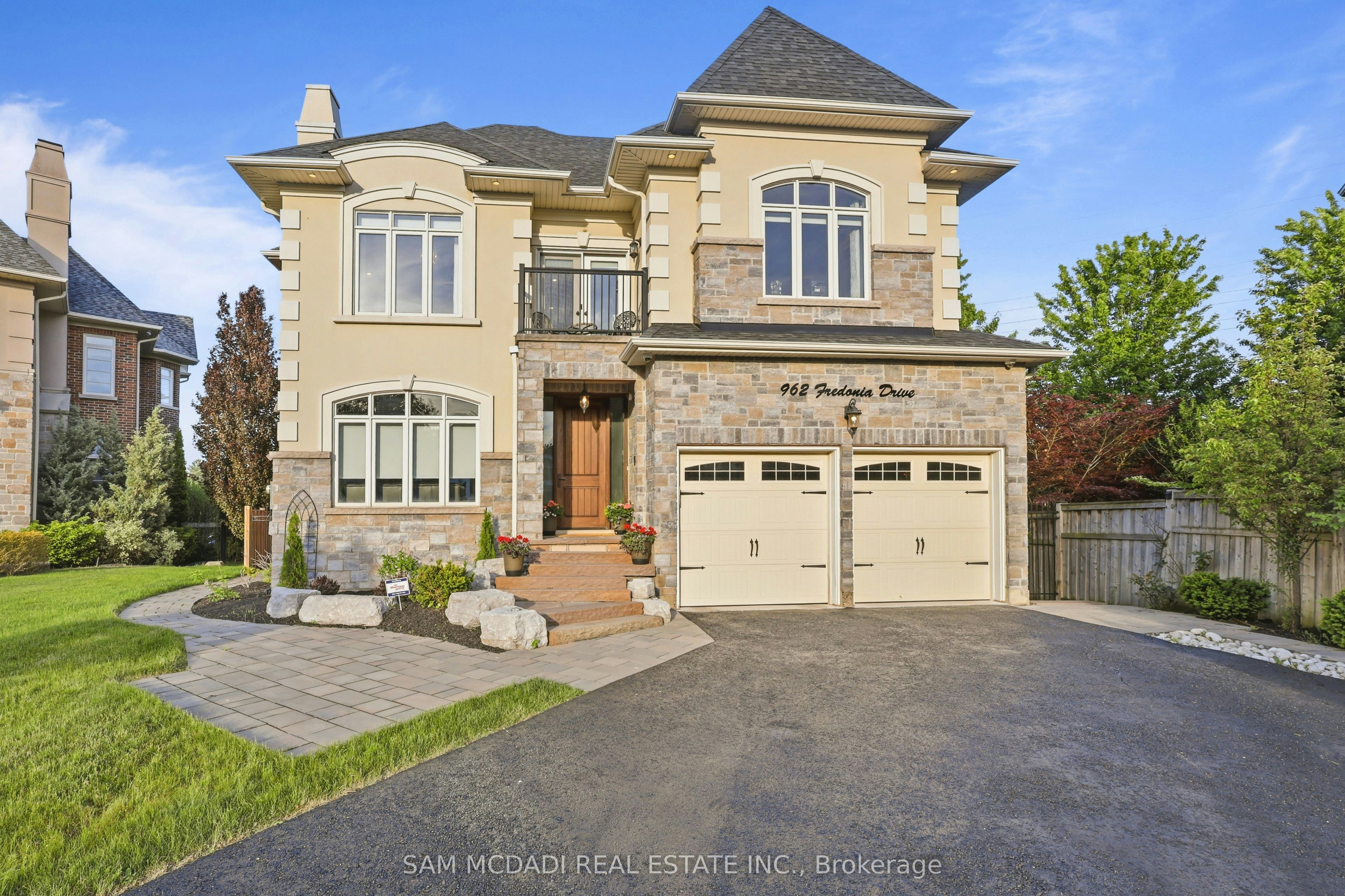 BSMT-962 Fredonia Drive, Mississauga, ON, L5C 2W4
