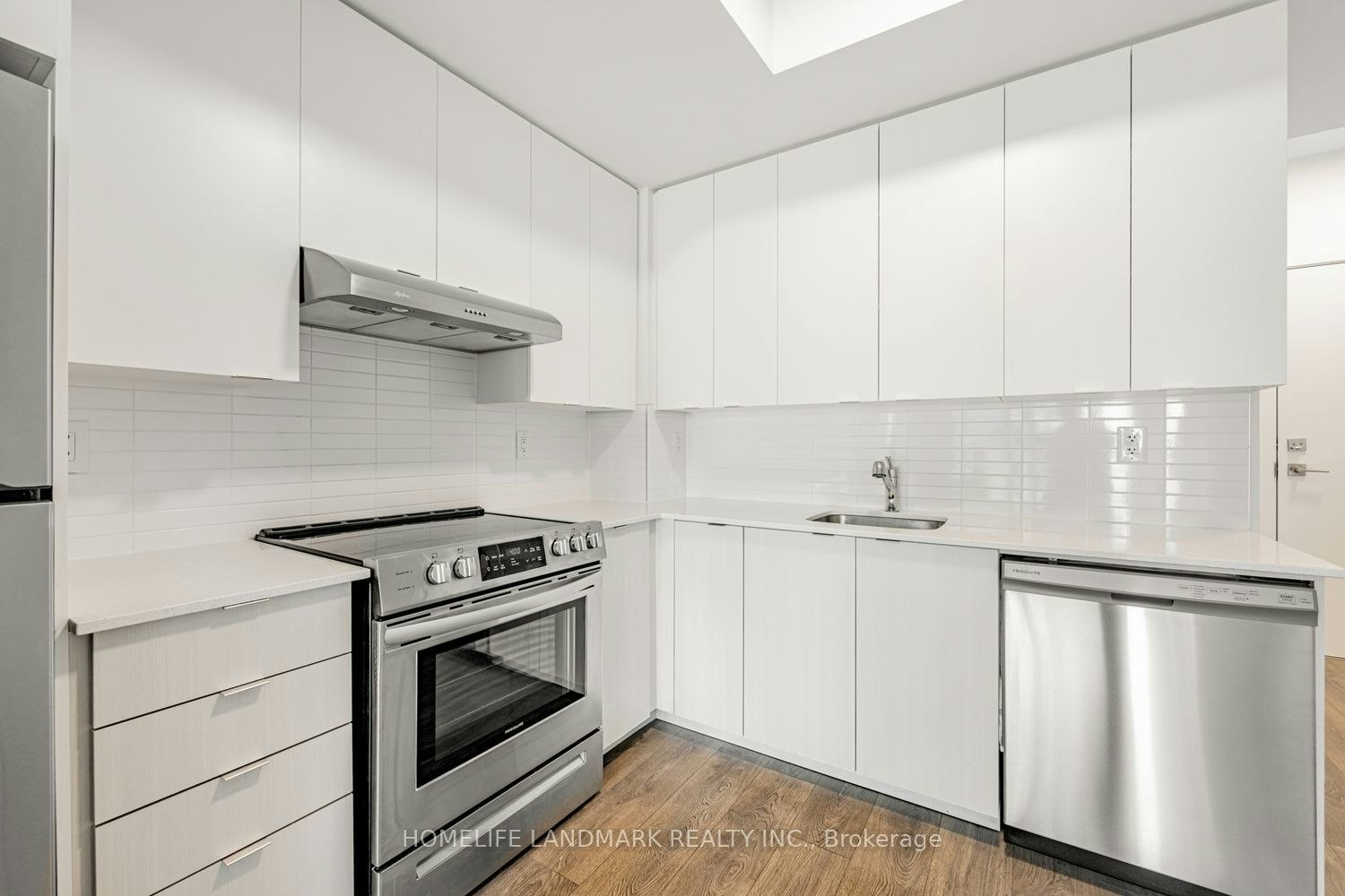 201-120 Canon Jackson Drive, Toronto, ON, M6M 0B8 - 9