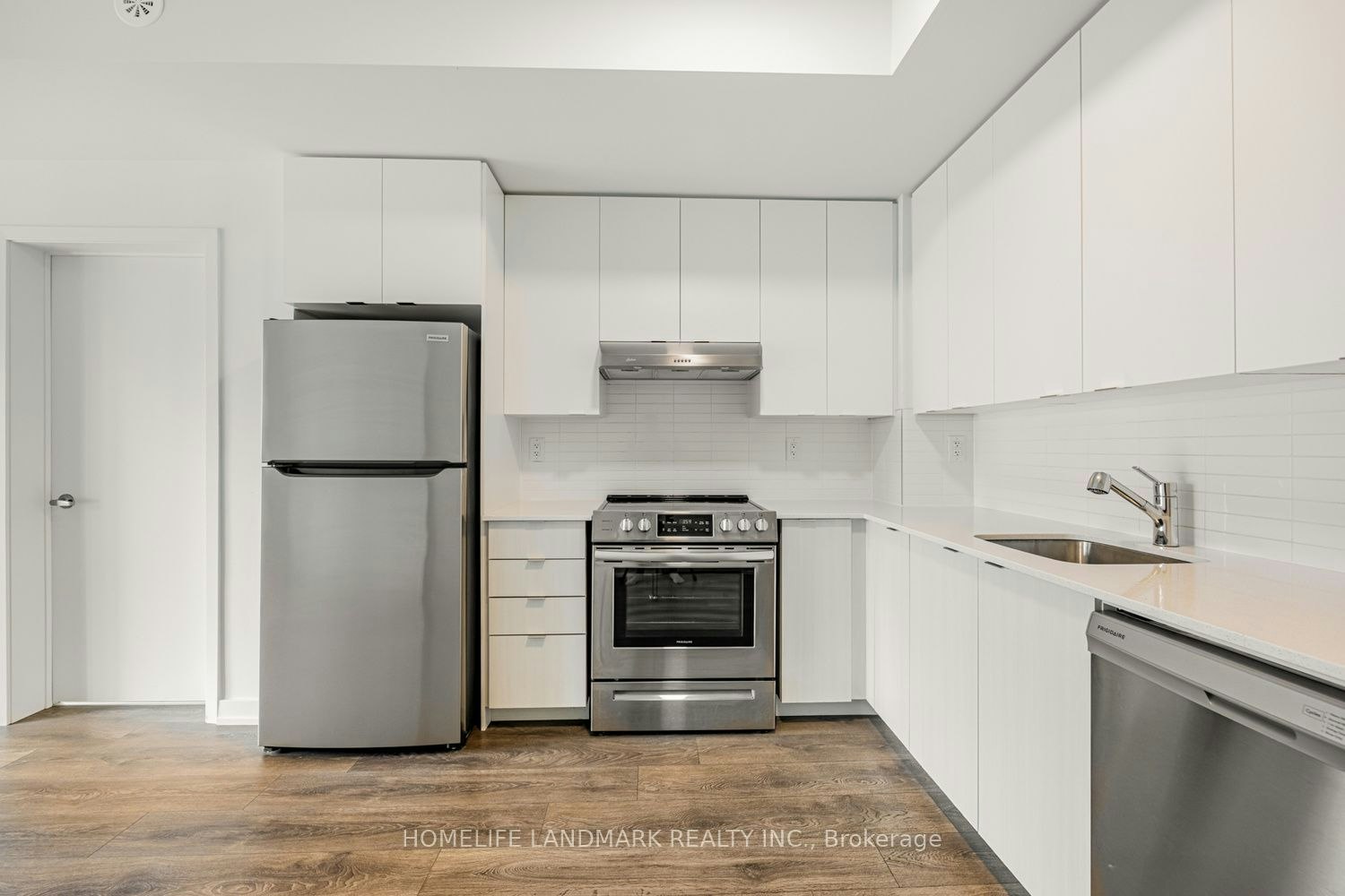 201-120 Canon Jackson Drive, Toronto, ON, M6M 0B8 - 5