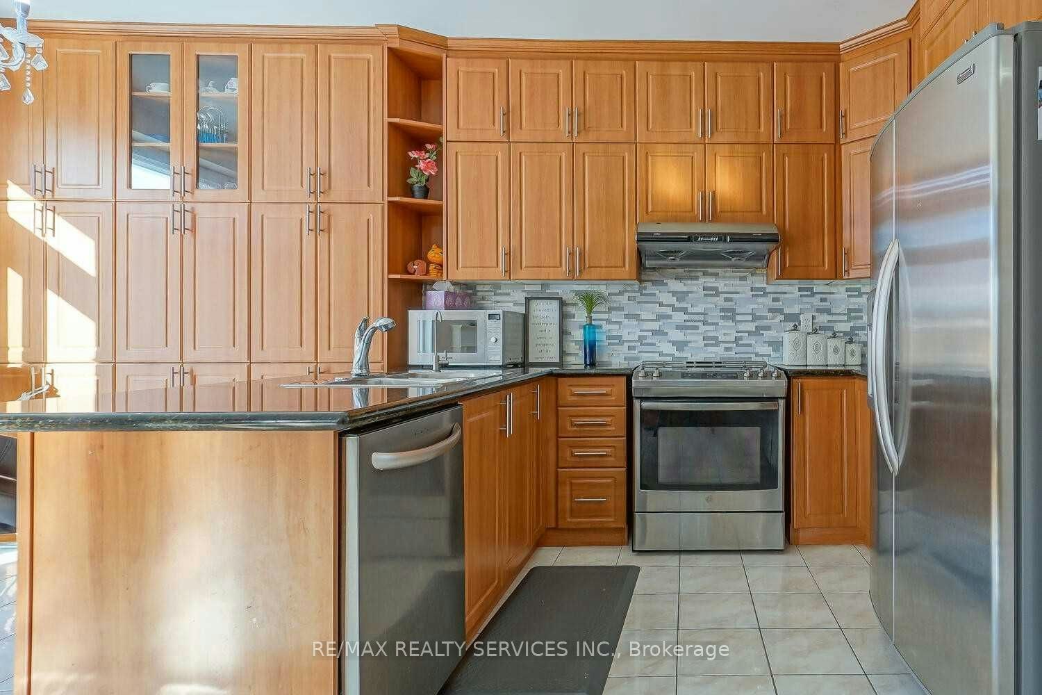 424 Sunny Meadow Boulevard, Brampton, ON, L6R 0H5 - 5