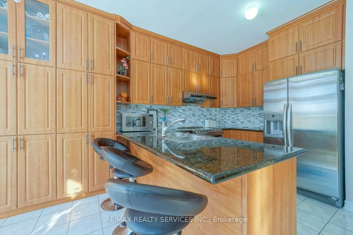 424 Sunny Meadow Boulevard, Brampton, ON, L6R 0H5 - 4