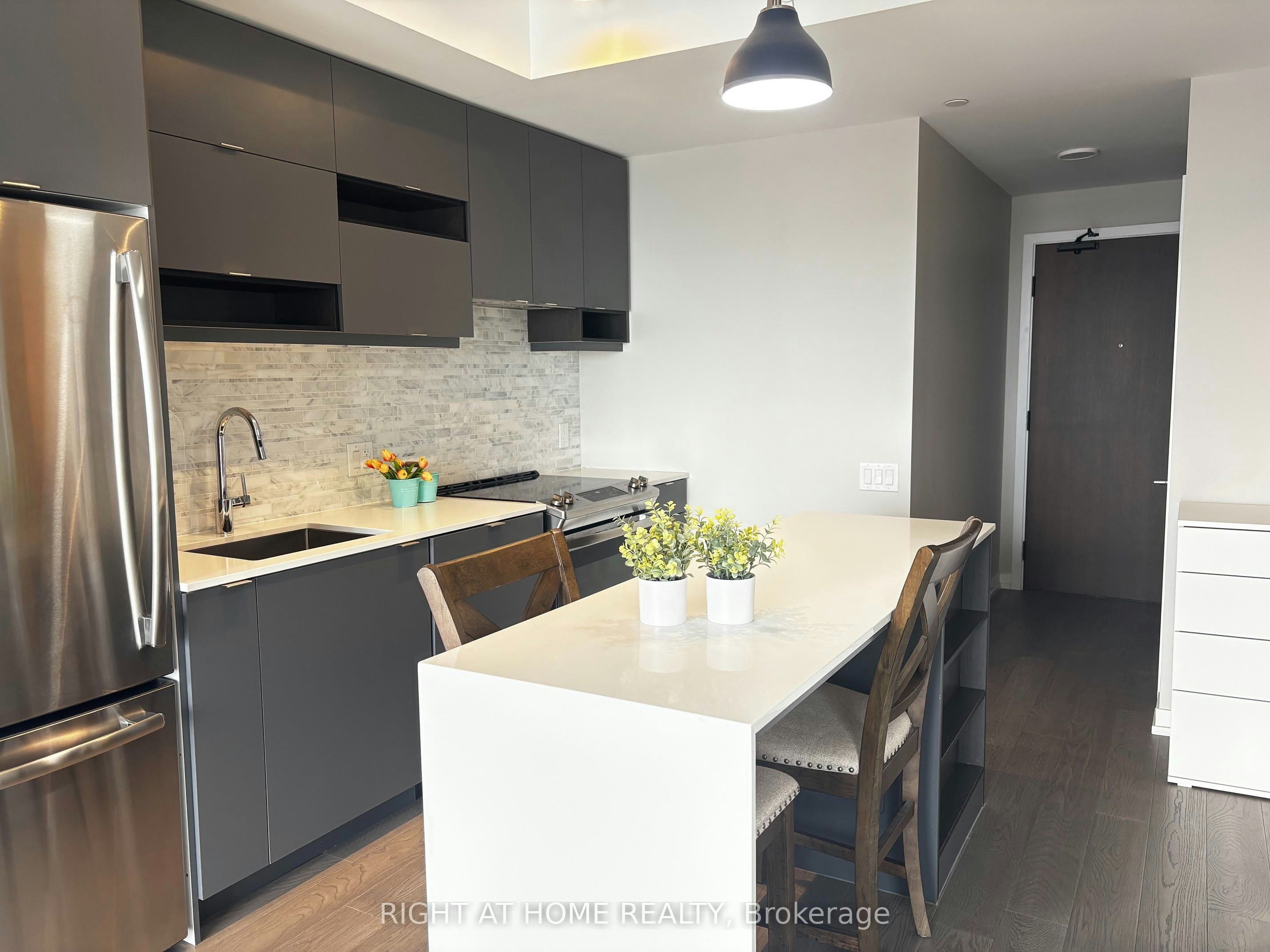 3707-4065 Confederation Parkway, Mississauga, ON, L5B 0L4 - 3