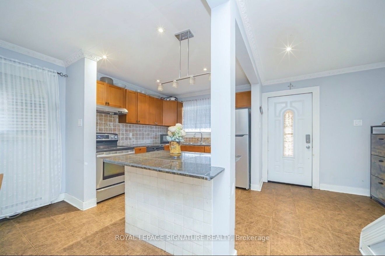 Room 1-19 Gatsby Square, Brampton, ON, L6S 2H4 - 4