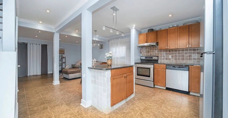 Room 1-19 Gatsby Square, Brampton, ON, L6S 2H4 - 3