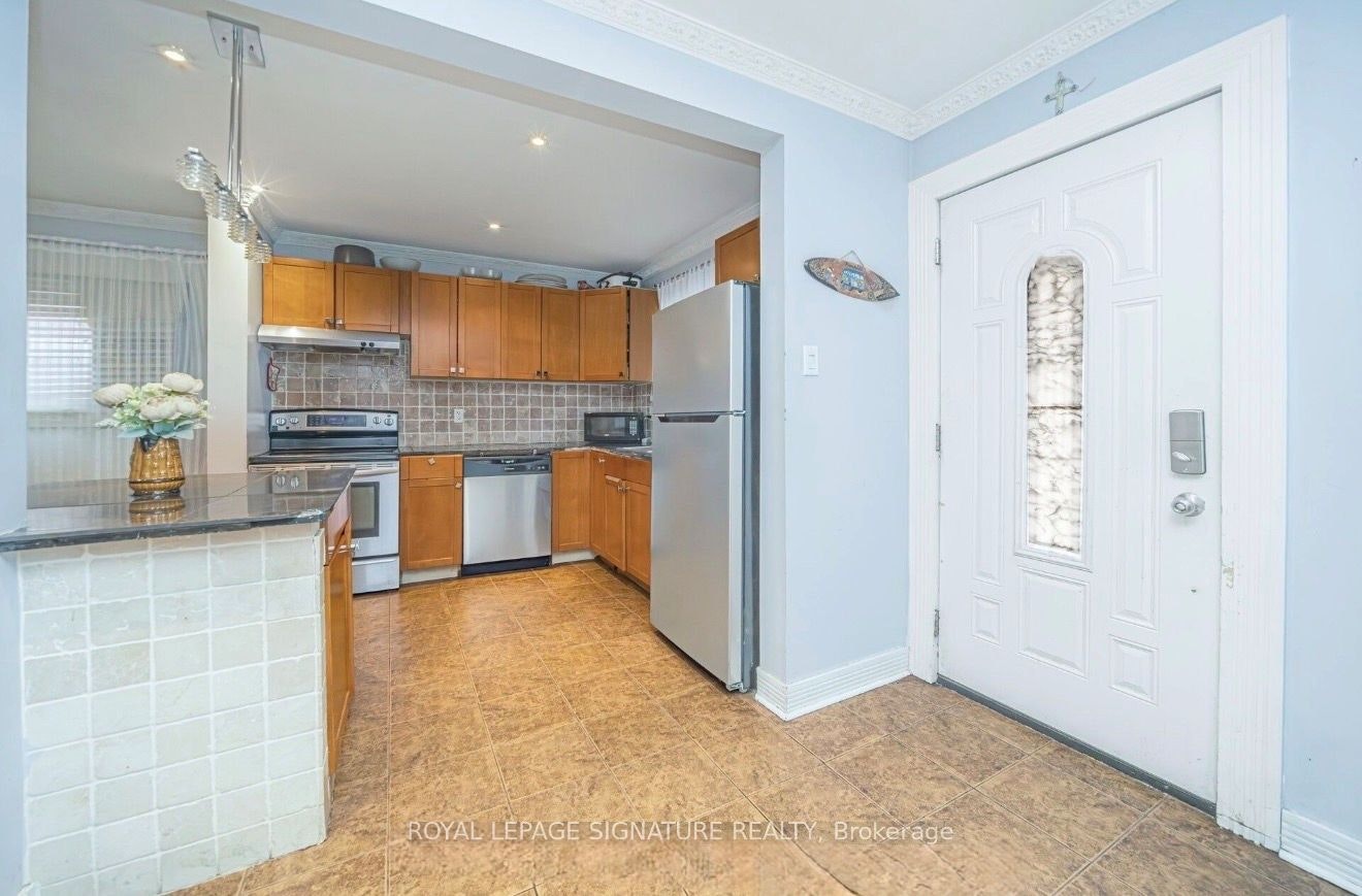 Room 1-19 Gatsby Square, Brampton, ON, L6S 2H4 - 2