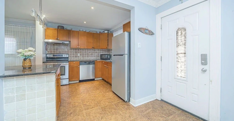 Room 1-19 Gatsby Square, Brampton, ON, L6S 2H4 - 2