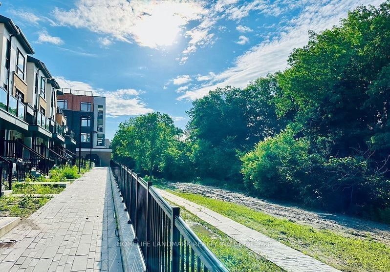 P102-145 Canon Jackson Drive, Toronto, ON, M6M 2G1 - 14