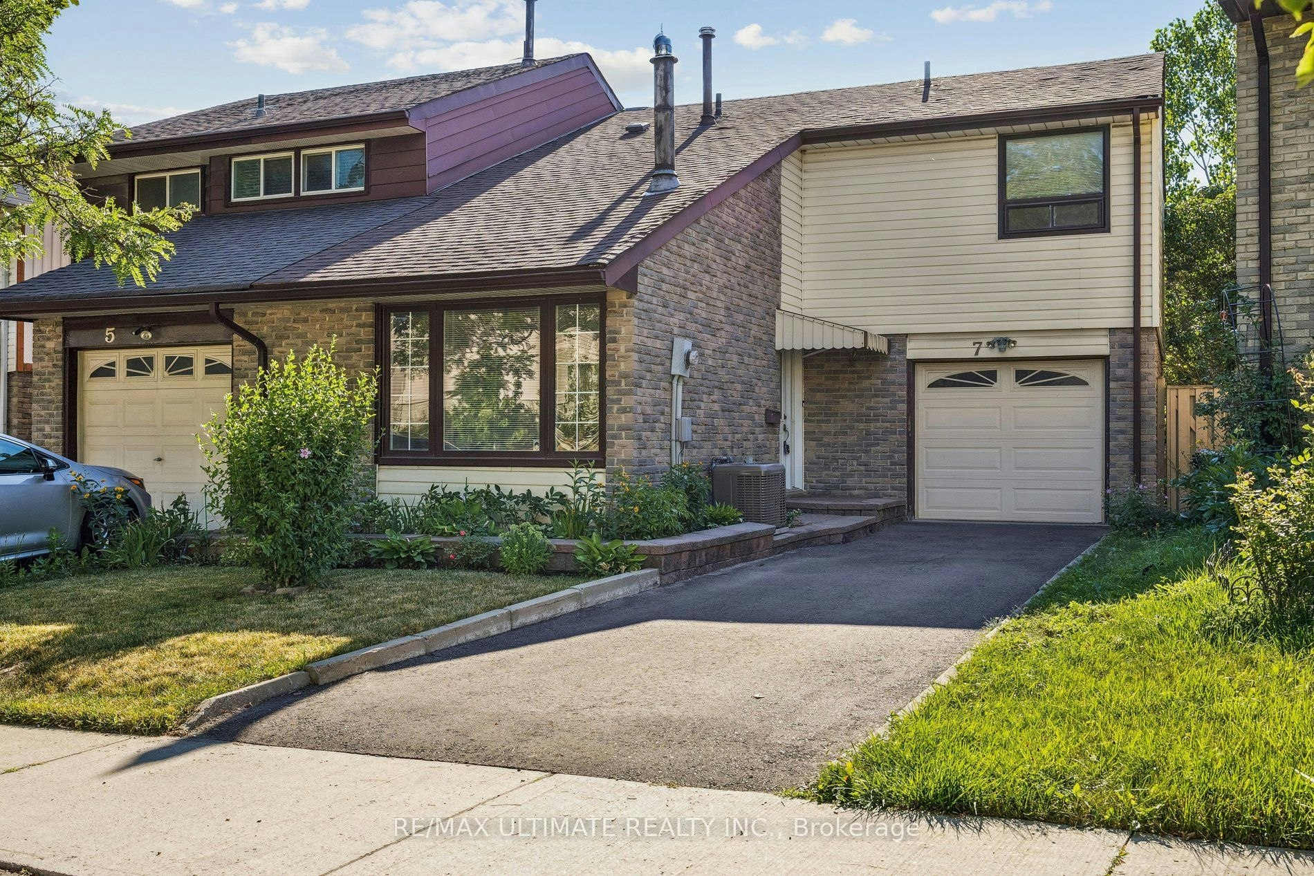 7 Pumfrey Crescent, Toronto, ON, M9V 4L5