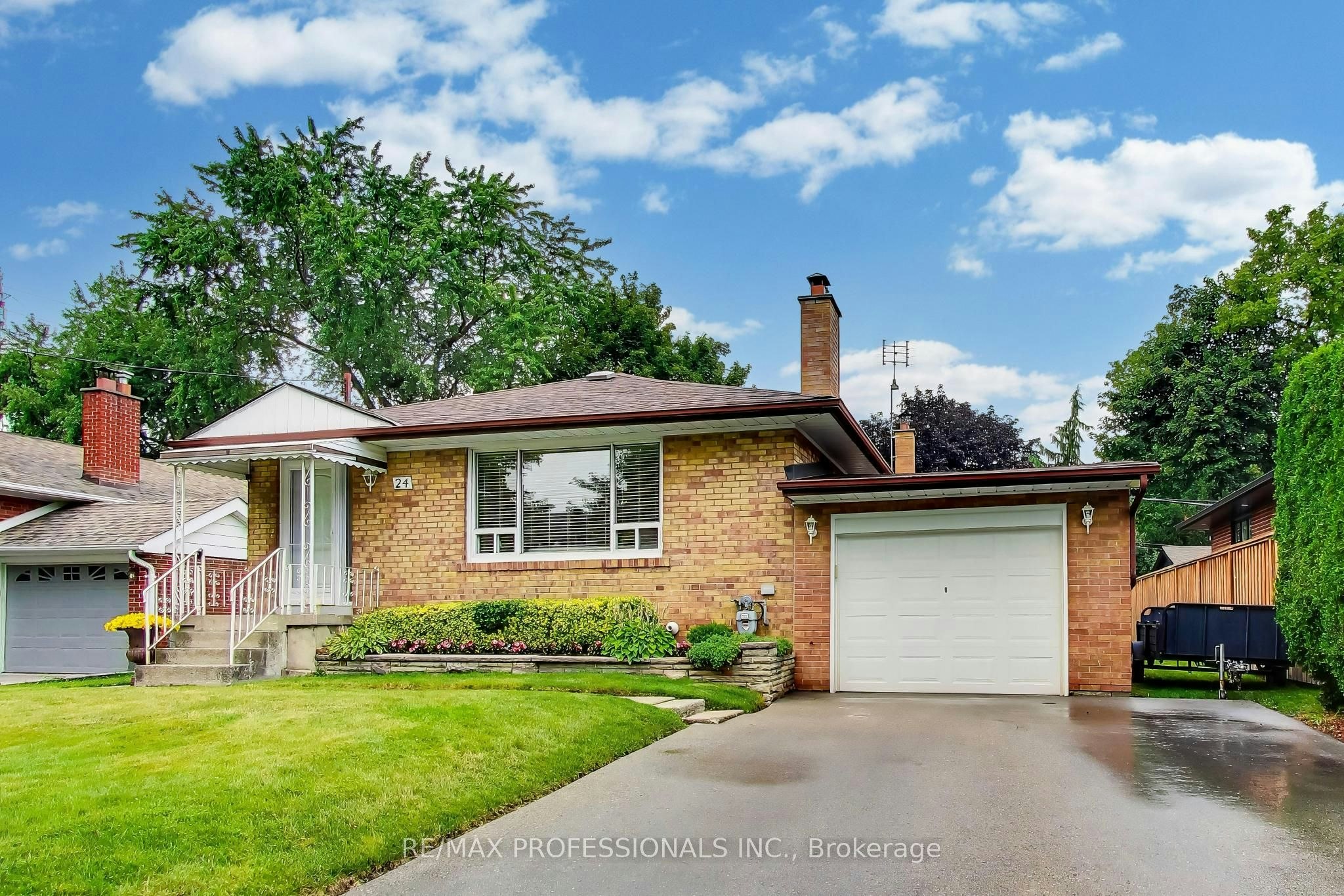 24 Beaverbrook Avenue, Toronto, ON, M9B 2M9