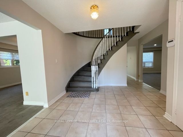 743 Fieldstone Road, Mississauga, ON, L5C 3K7 - 2