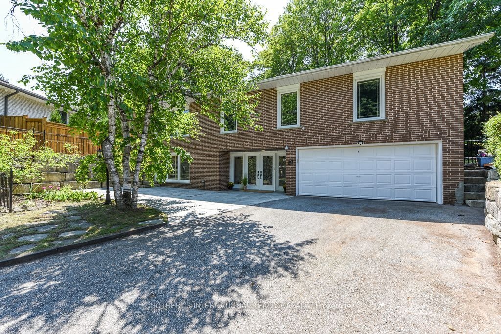31 Queensborough Crescent, Toronto, ON, M9R 1A1