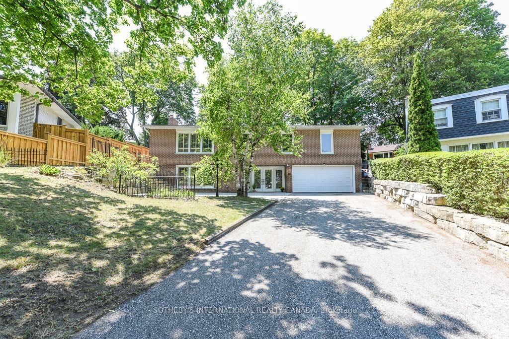 31 Queensborough Crescent, Toronto, ON, M9R 1A1