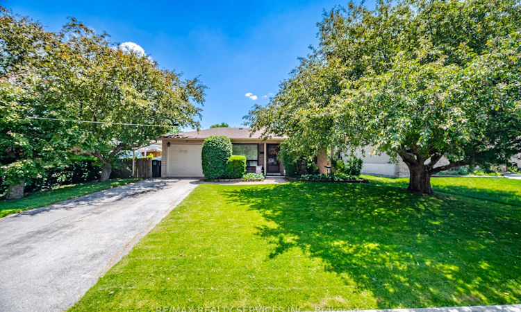 15 Ferndale Crescent