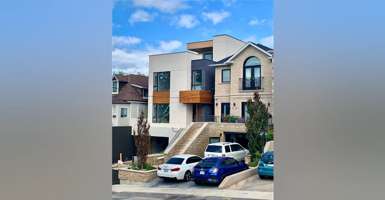 201-15 Ennerdale Road, Toronto, ON, M6E 4C2