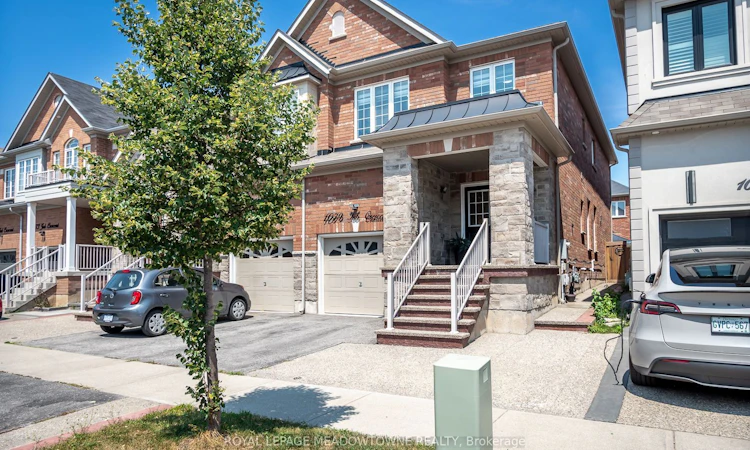 1079 Job Crescent