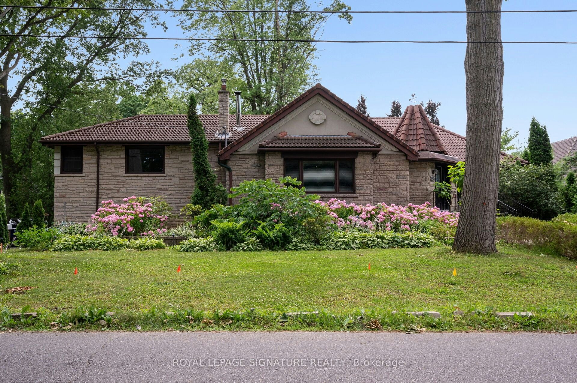 2234 Gordon Drive, Mississauga, ON, L5B 1S9