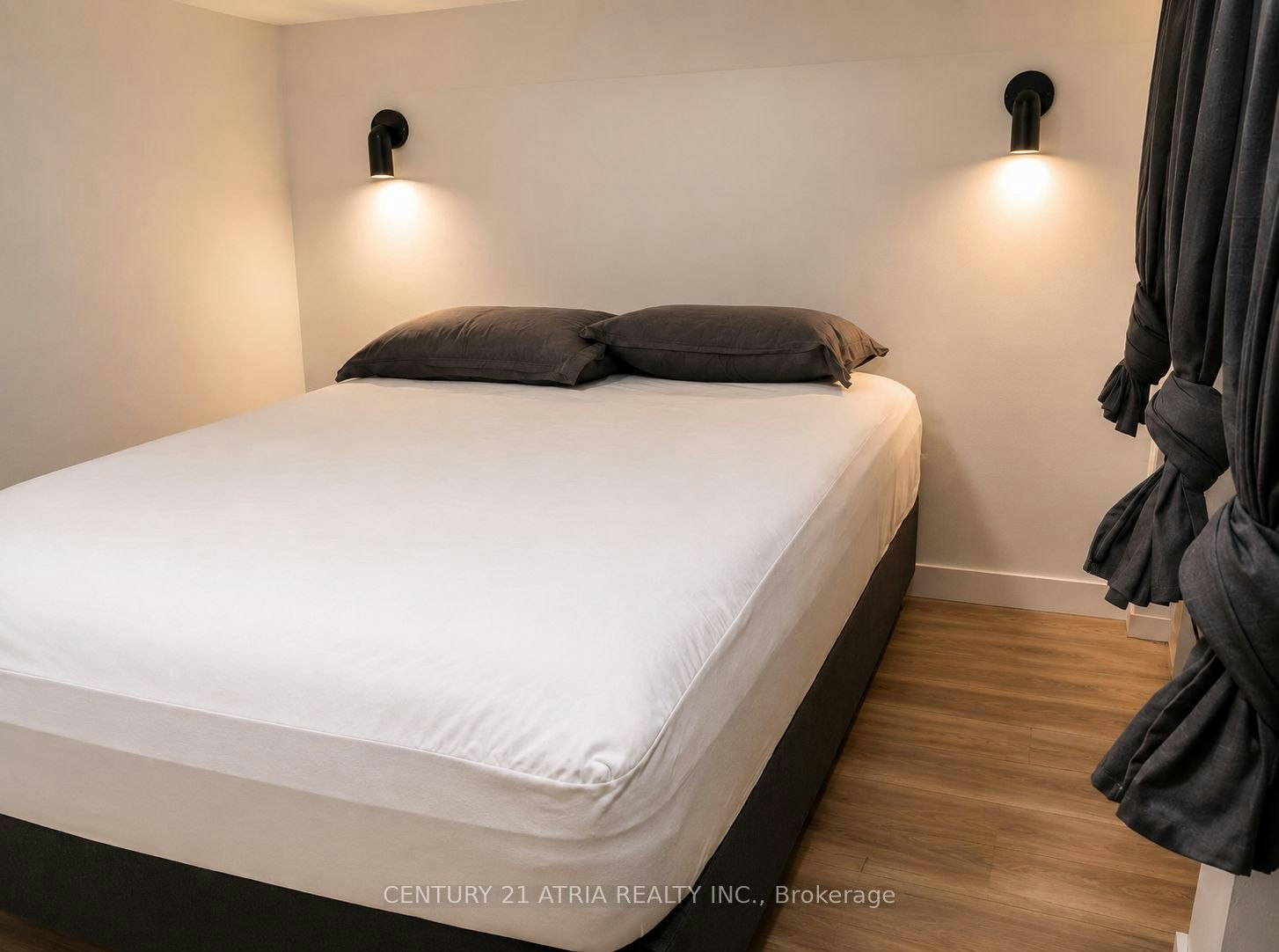 2 Crystal Crescent, Toronto, ON, M8W 2Z7 - 8