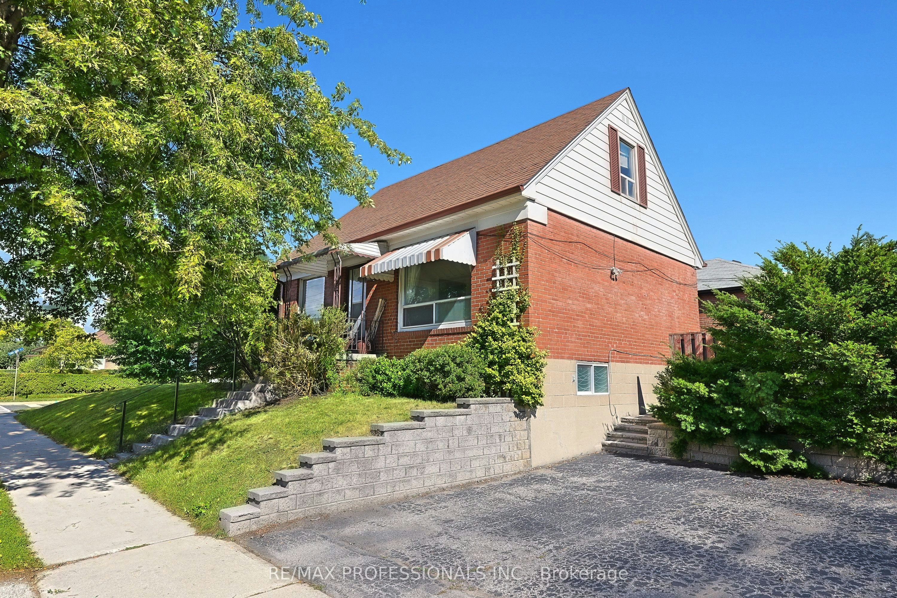 Main-145 Yorkview Drive, Toronto, ON, M8Z 2G5