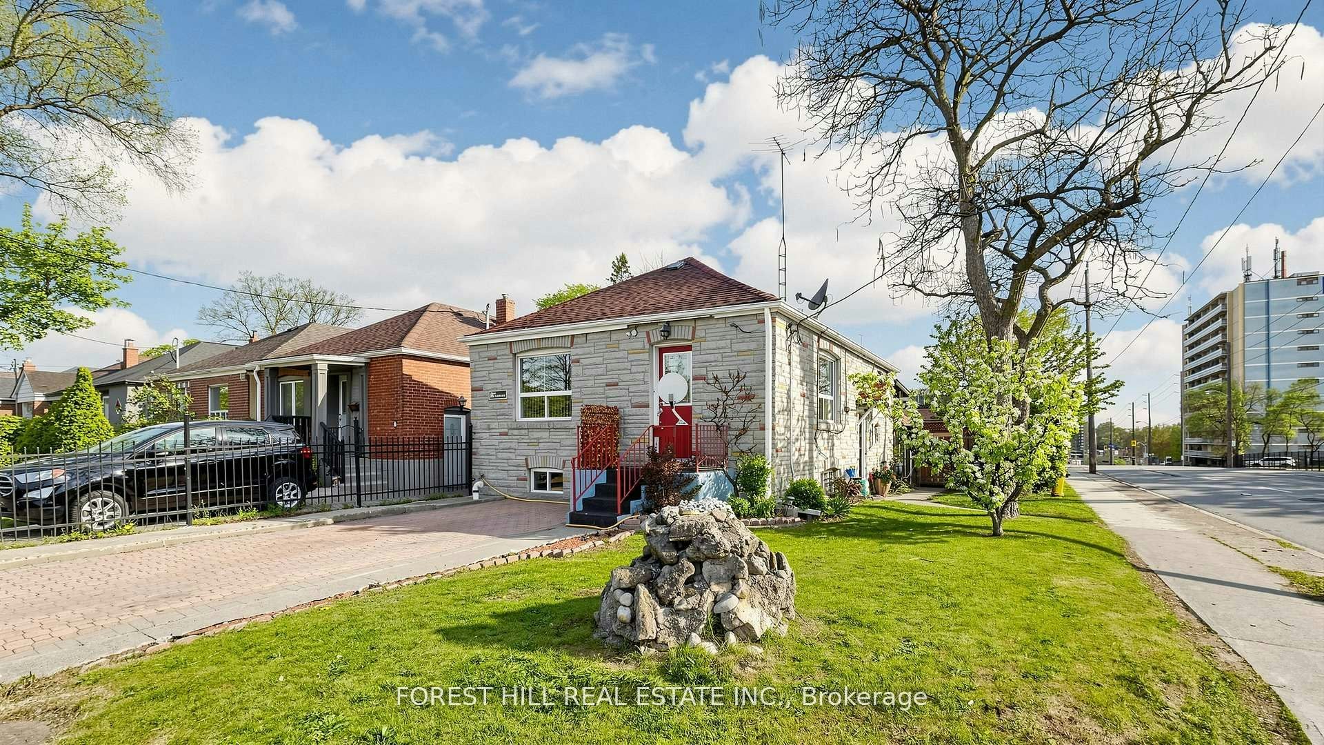 2 Ellins Avenue, Toronto, ON, M6N 2A1