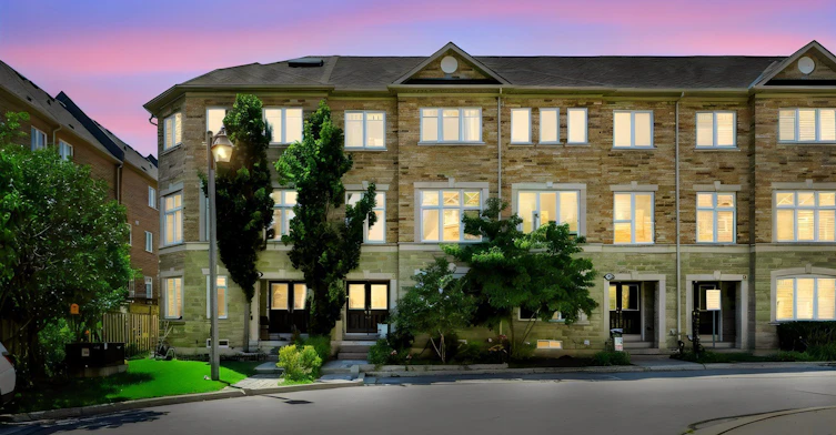 10 Clockwork Lane, Toronto, ON, M8Y 4H5