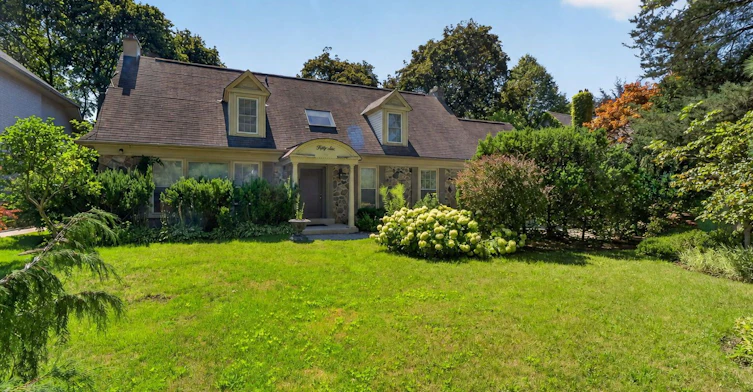 56 Edgehill Road, Toronto, ON, M9A 4N5